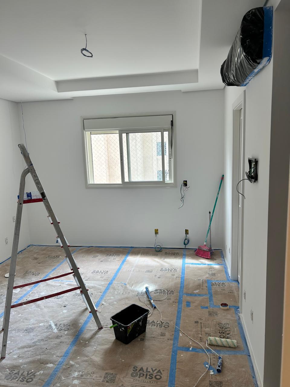 Apartamento com piso protegido, escada e preparo para pintura residencial