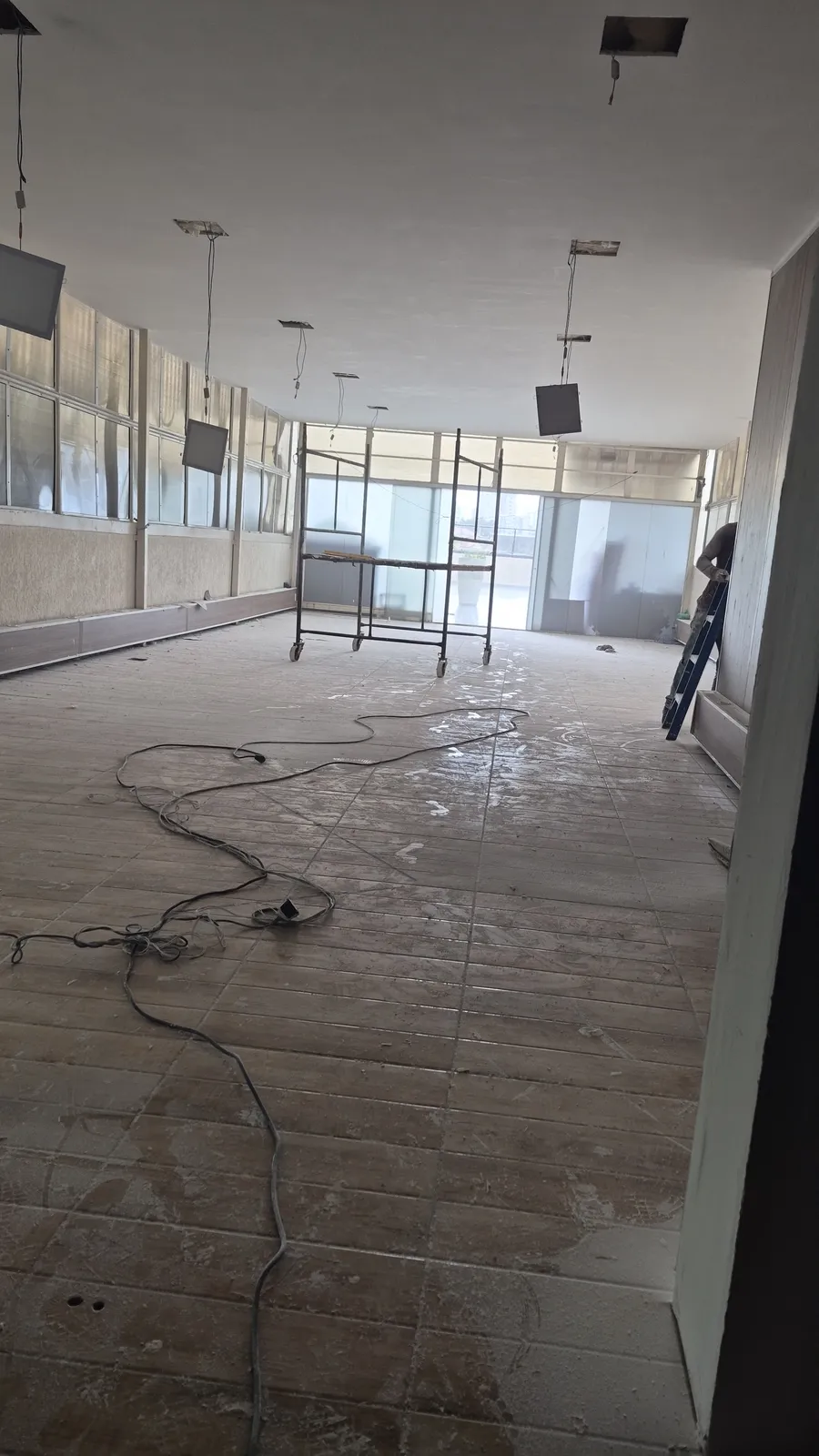 Fotos reais do galpão comercial com pé-direito alto - foto 1