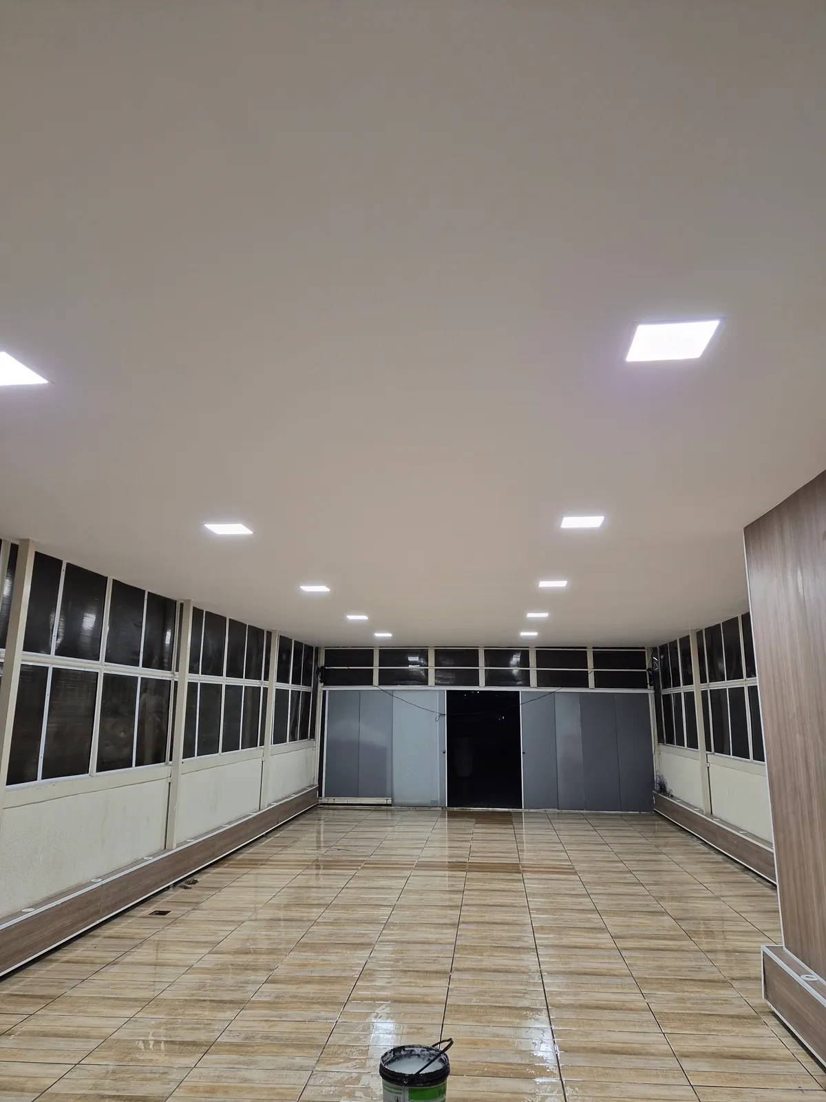Fotos reais do galpão comercial com pé-direito alto - foto 3